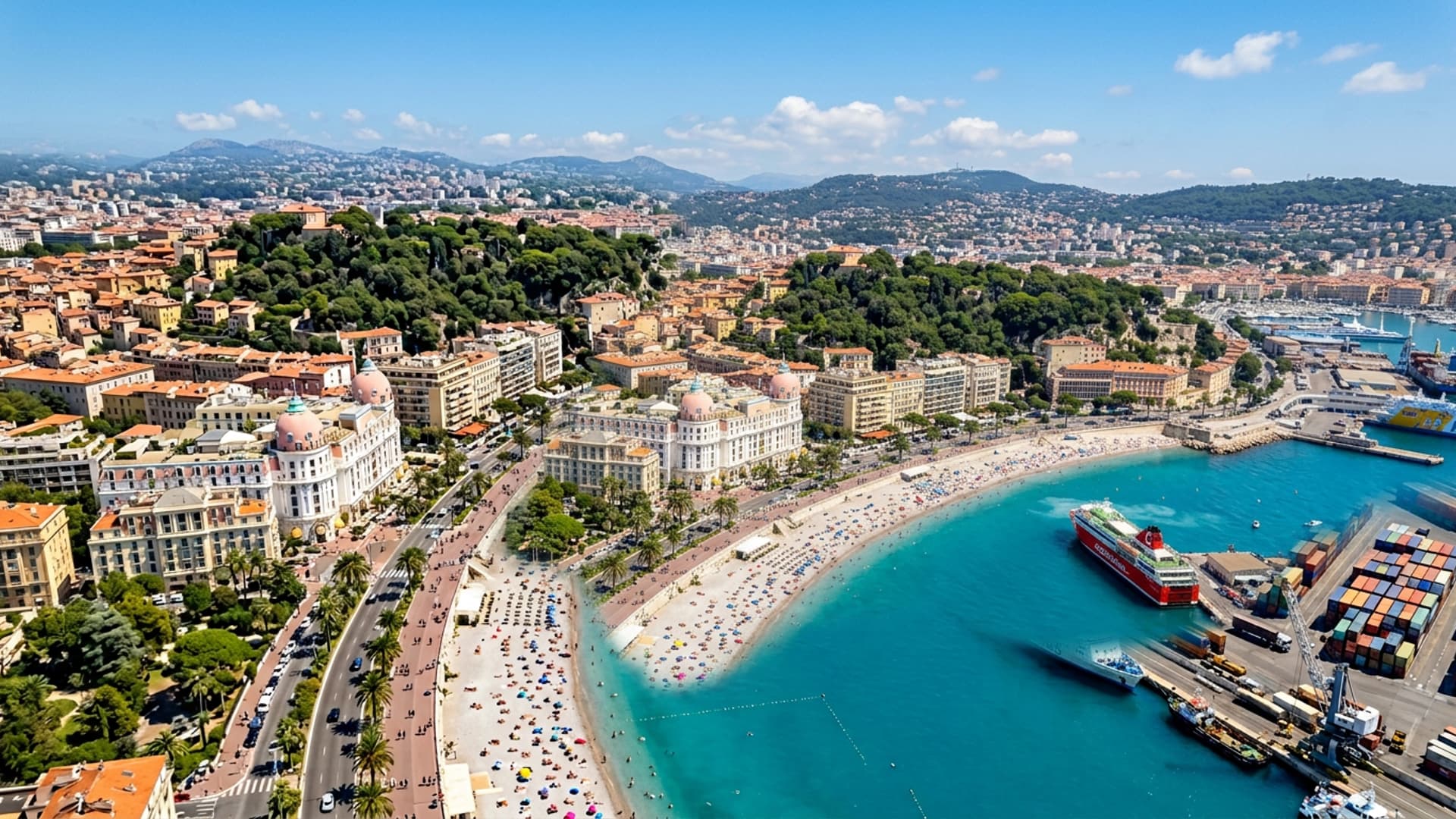 Panorama de Nice avec zone logistique portuaire ou industrielle en avant-plan