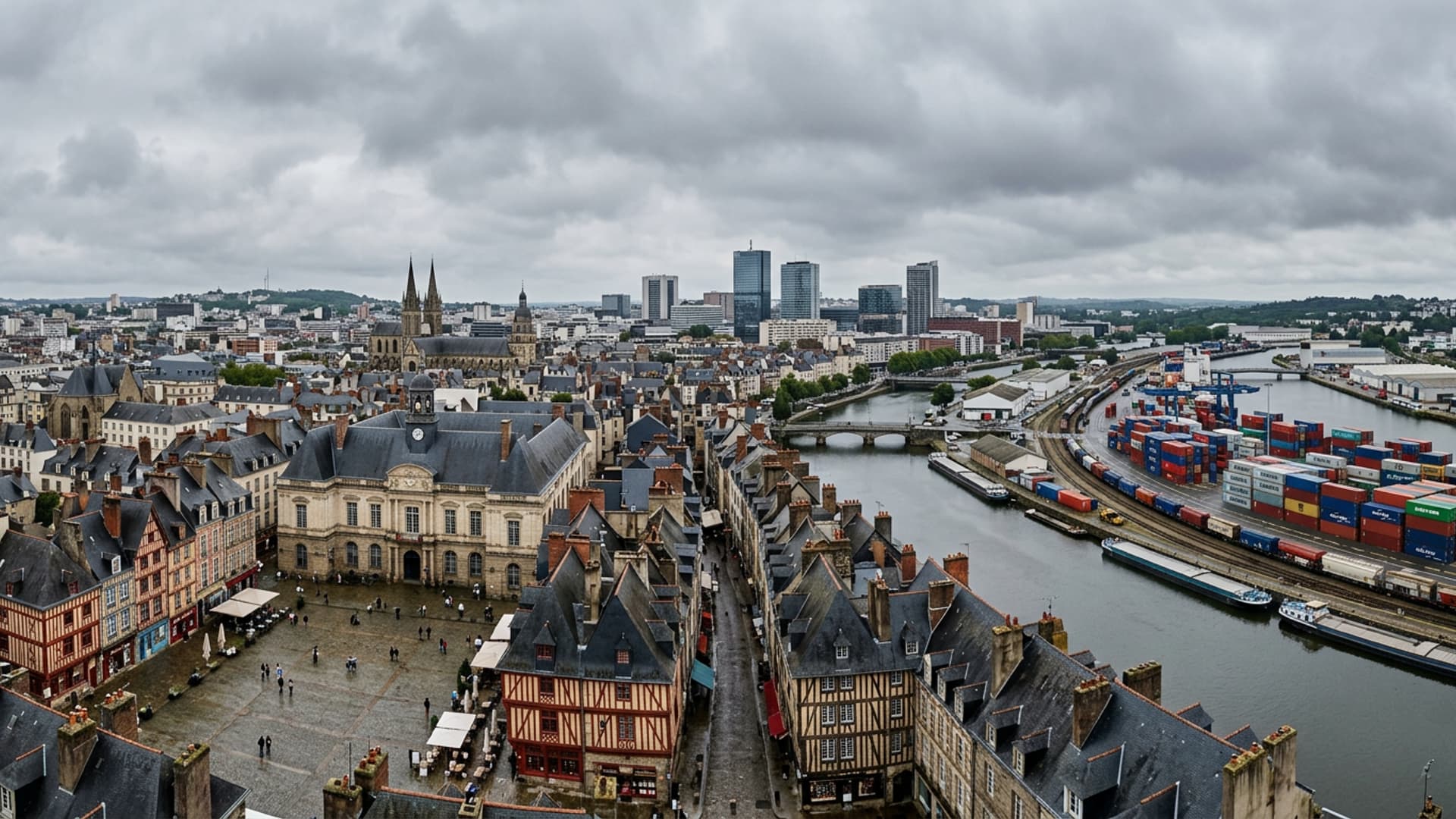 Panorama de Rennes avec zone logistique portuaire ou industrielle en avant-plan